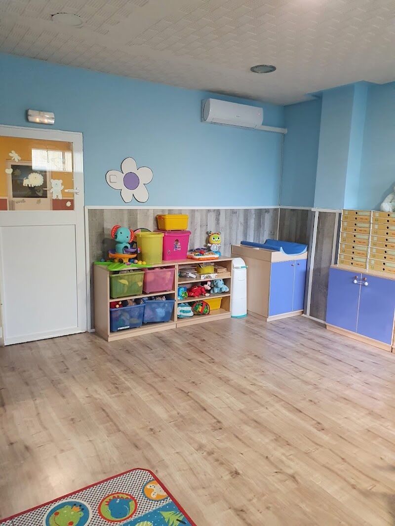 Aula azul de Ohana con cambiador y material infantil